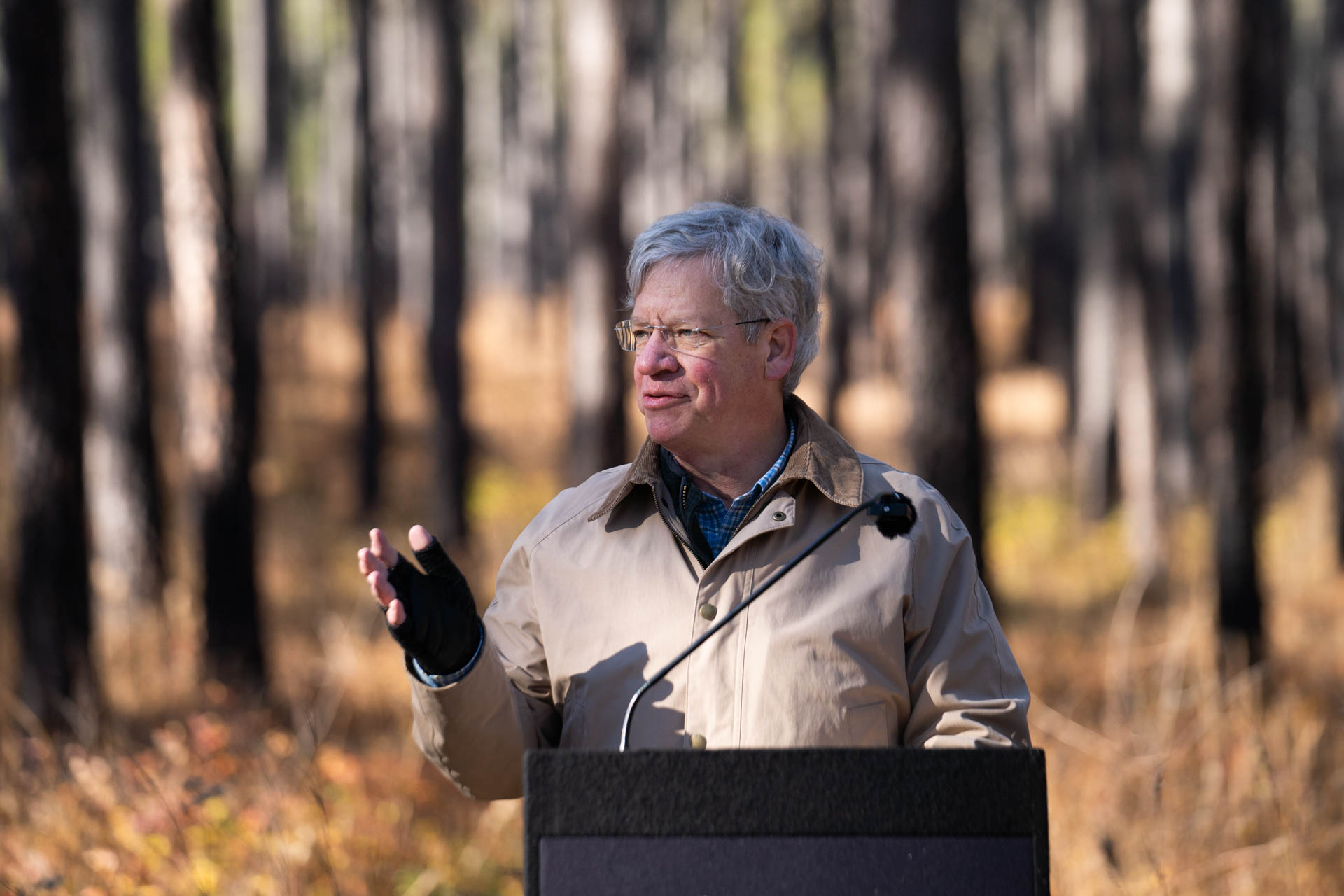 DCR 副主任湯姆史密斯致詞。