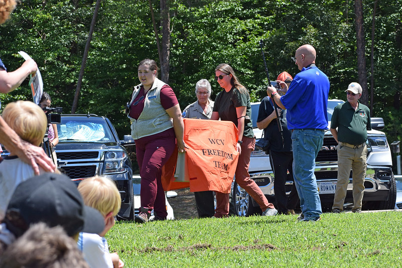 卡拉·皮爾斯博士和團隊將帶著鷹裡面的載體帶出來。