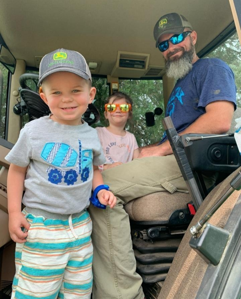 大盆地獲獎者布萊恩·霍爾和兒童