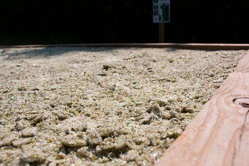 薊嶺飛盤高爾夫球場沿線的發球區使用回收玻璃製作沙子