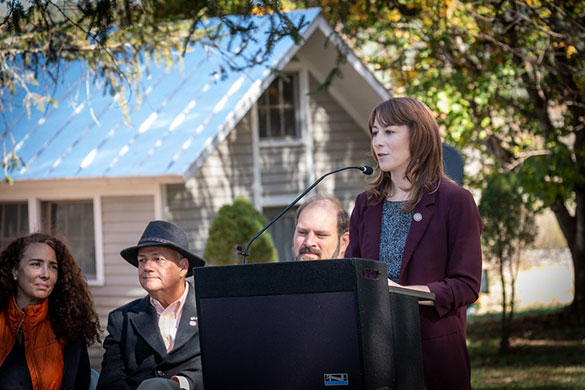 自然和歷史資源局局長斯蒂芬妮·泰隆