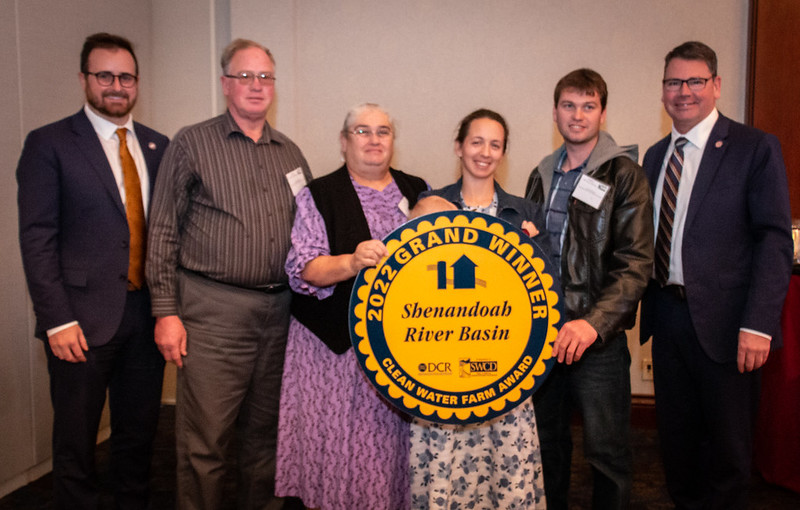 大盆地與署理自然和歷史資源局局長特拉維斯·沃爾斯和農業部長馬修·洛爾一起贏得了希特沃爾家族