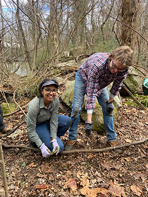 工作人員移除侵入物