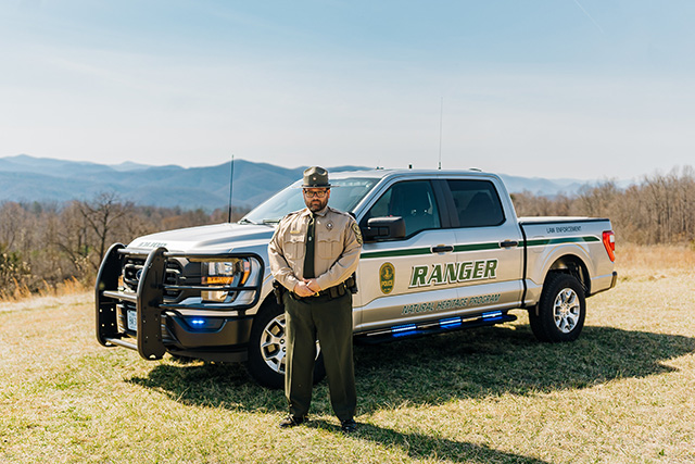 執法管員與公園遊客