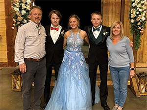 蒂姆,艾米,賈斯汀,塞繆爾,費思和扎卡里奧爾德森,A-Plus 農場