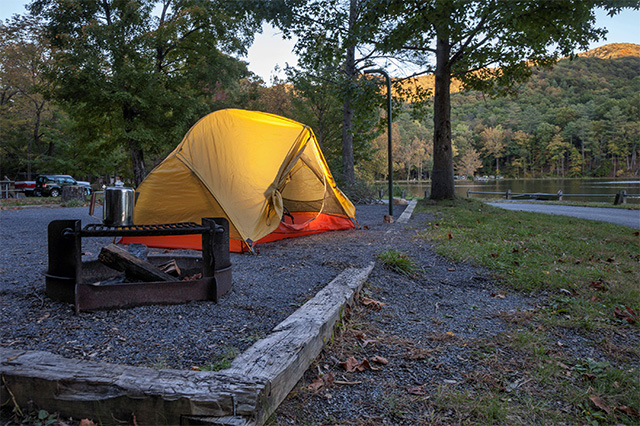 A campsite with a lake view in Lakeside Campground