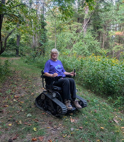 莎朗·林恩·拉姆齊在克萊特湖州立公園使用全地形輪椅。攝影:Cynthia Neighbors 莎倫·林恩·拉姆齊 (Sharon Lynn Ramsey) 在克萊托湖州立公園使用全地形輪椅
