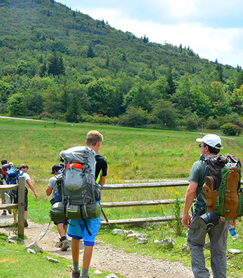 在州立公園背包旅行