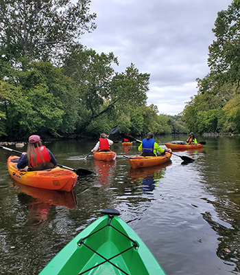 在州立公園划獨木舟
