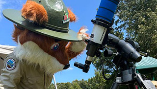 帕克·雷德福克斯透過望遠鏡看