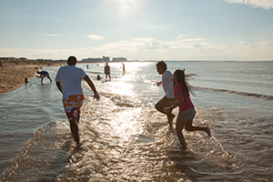 海灘附近的家庭